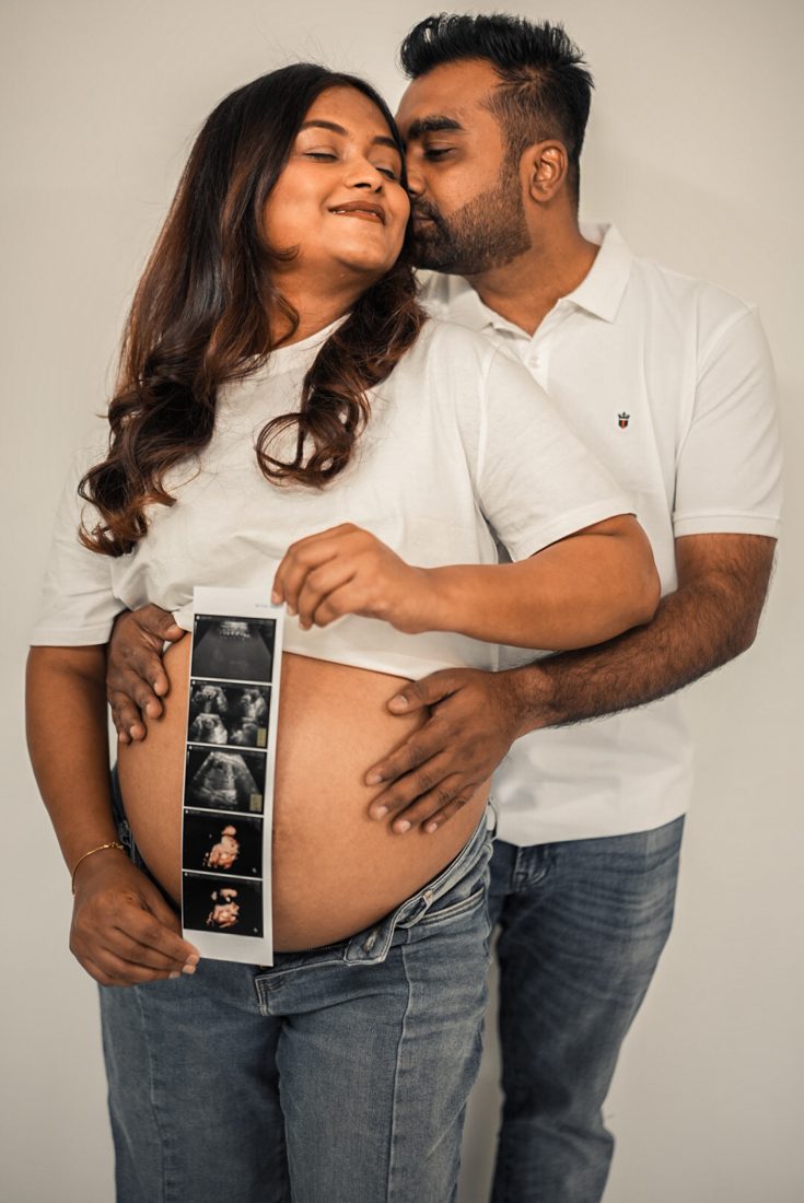 Maternity photoshoot with white flowers
